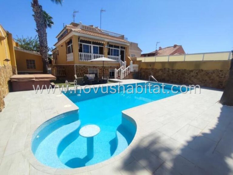 Villa in Torrevieja - 605719
